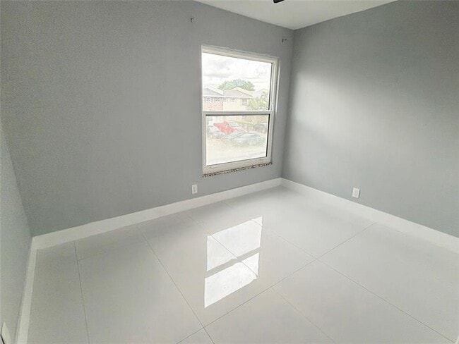 Photo - 320 Sunshine Dr