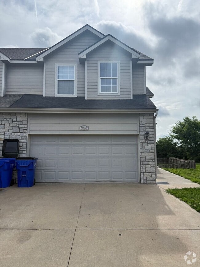 Building Photo - Charming Townhome, Prime Location, Cozy Li...