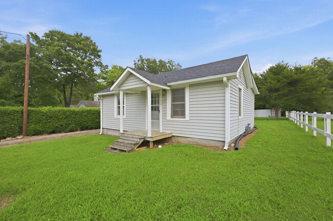 Photo - 715 Larry Ave