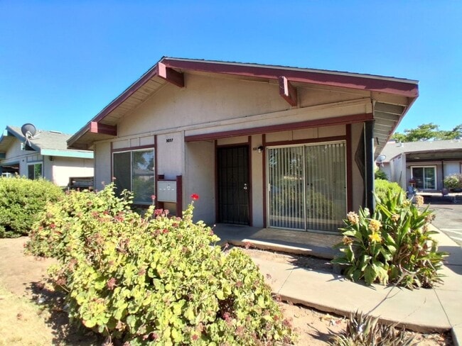 Building Photo - 3037 W Pontiac Way Unit 101