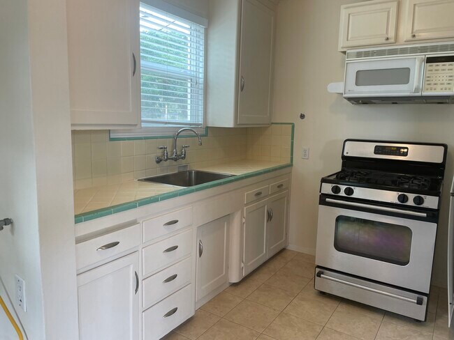 Photo - 4735 Lomitas Dr