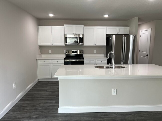 Photo - 850 San Filippo Dr SE