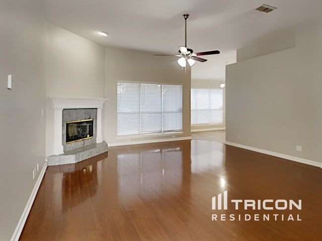 Photo - 838 Poydras Ln W