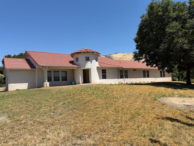 Building Photo - 4 bedroom 3.5 bath on acreage with shop