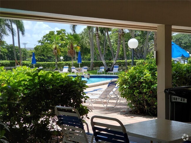 Building Photo - 2901 S Palm Aire Dr Rental