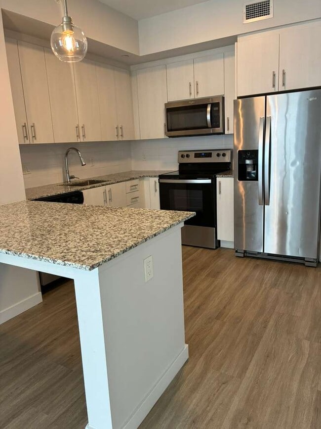 Building Photo - 1475 W 31st St Unit C2