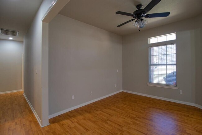 Photo - 504 Oakwood Blvd