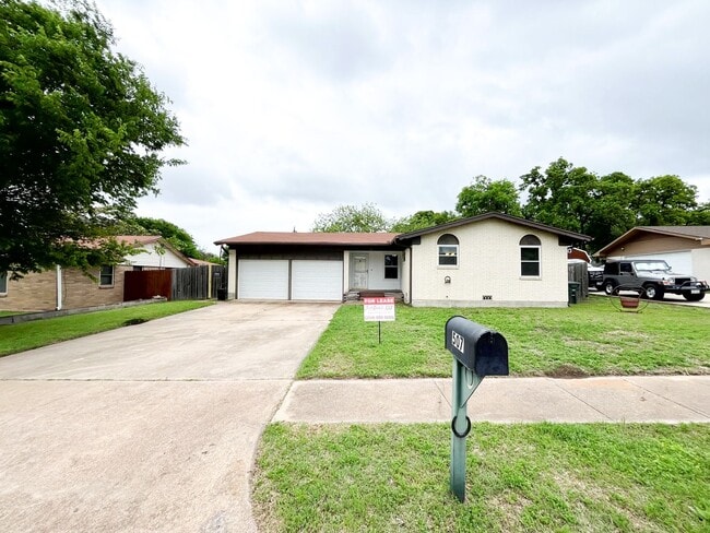 Building Photo - Available Now!!!! Gorgeous 3 bedroom, 2 bath, 2 car garage home. Beautiful wood look flooring. Sp...