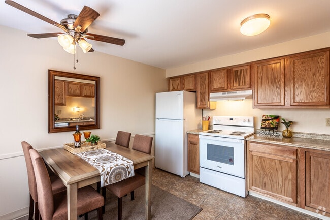 2 Br, 1.5 Ba Townhome - 1,033 SF