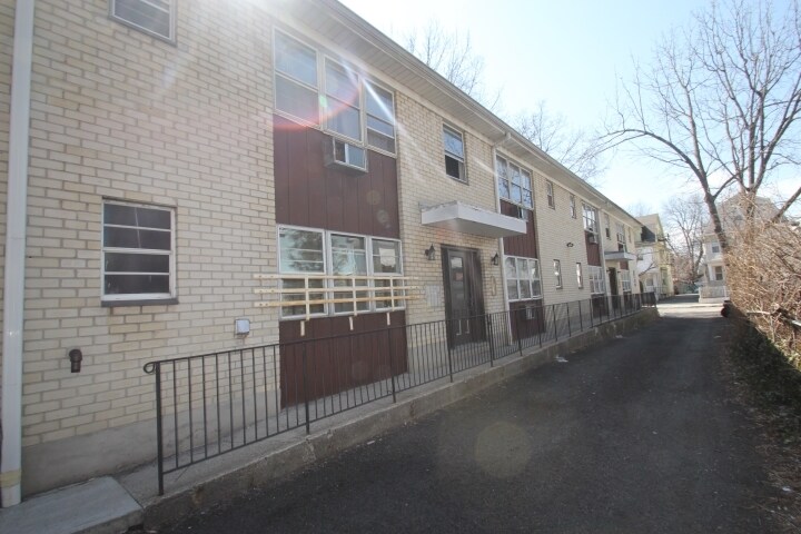 Photo - 52 W Stratford Pl Apartments