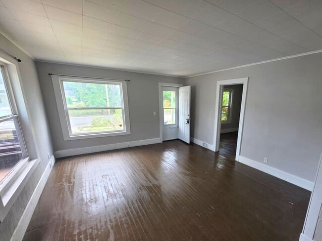 Building Photo - 3005 7th St