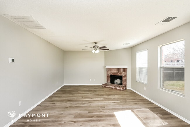 Photo - 525 Linacre Dr