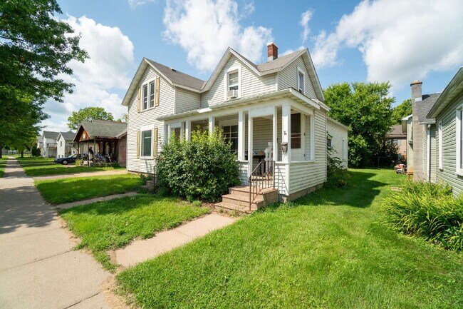 4 bedroom 1 bath - available for June 1st close to UWEC on Water St!