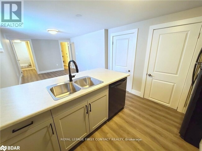 Photo - 320 Mississaga St W