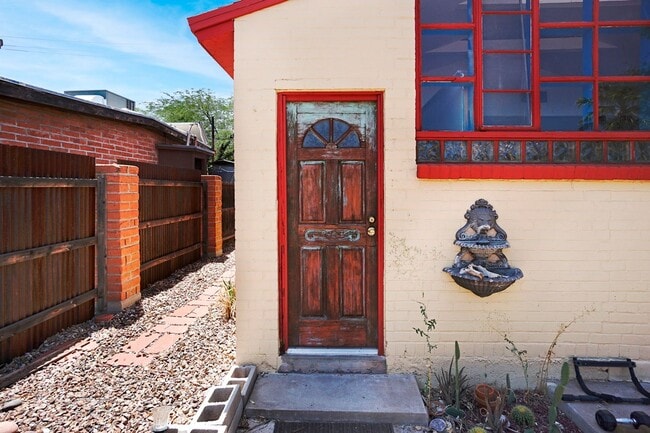 Building Photo - Coming Soon - Charming, Spacious 1Bdrm/1Ba... Rental