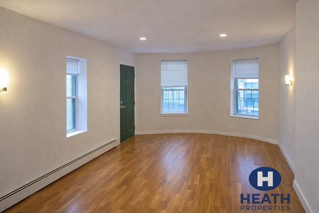 Photo - Central Location, Eat-in Kitchen, Laundry on a Site, Steps from the Bus Stop