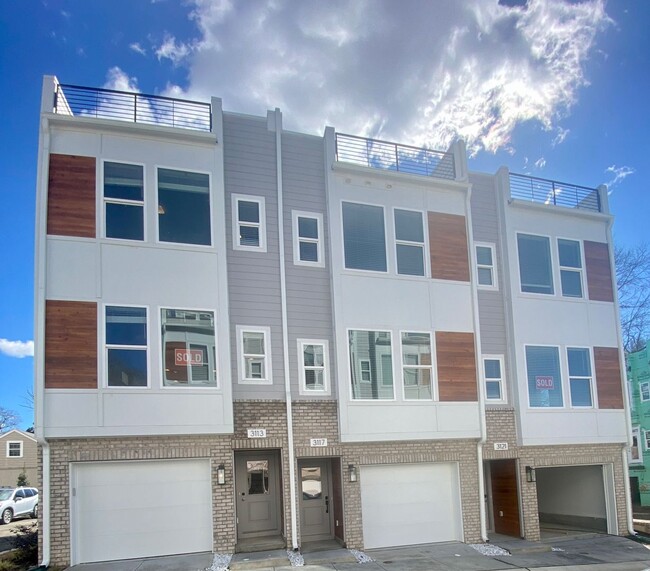 Beautiful 3BR Townhouse with Rooftop Terra... - Beautiful 3BR Townhouse with Rooftop Terra...