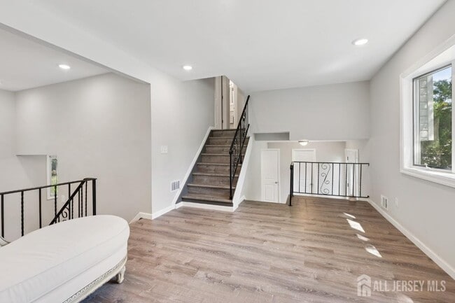 Photo - 5 E Waverly Dr