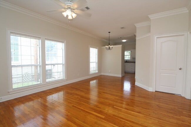 Photo - Charming Downtown 2BR/1BA Cottage – Hardwood Floors, Granite Kitchen, Front Porch, Fenced Backyar...