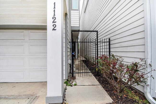 1122 Live Oak St