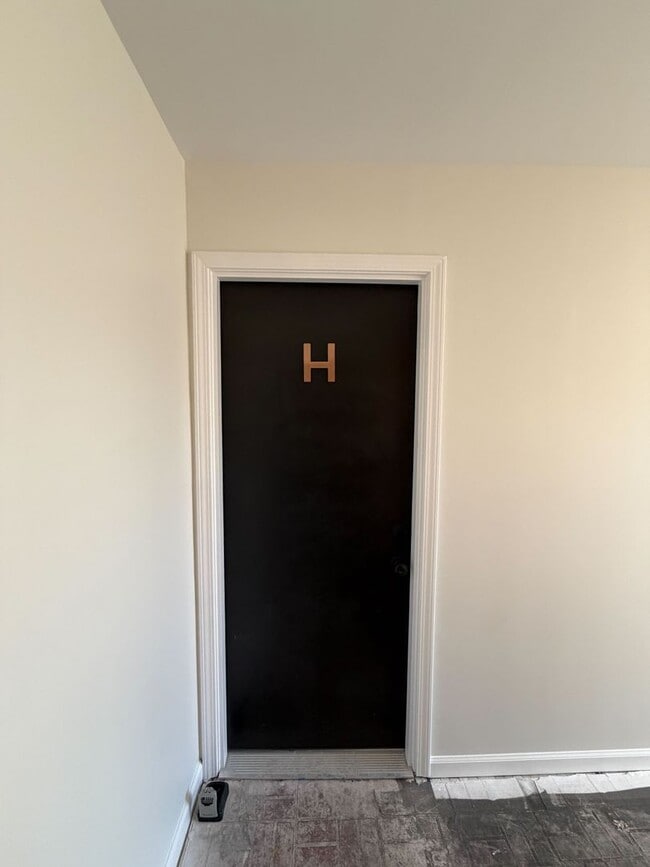 Building Photo - 2080 E 5th Ave Unit H