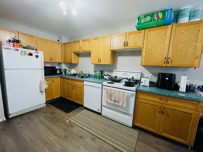 Photo - 10104-10107 107 Ave