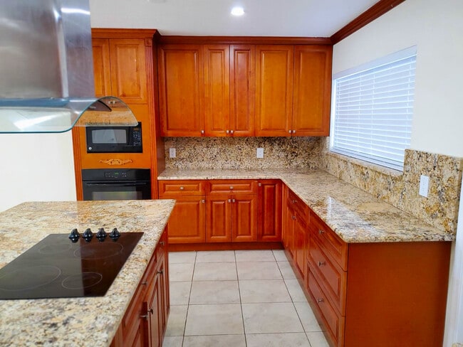 Photo - 802 Raymond St