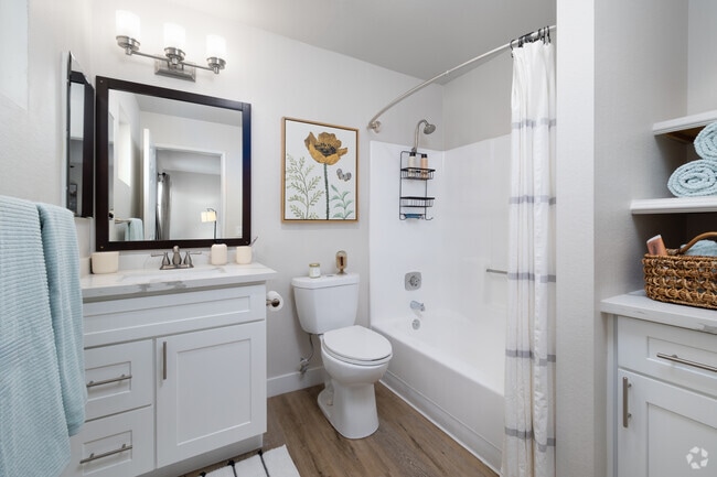 2BR, 2BA - 866SF - Primary Bathroom