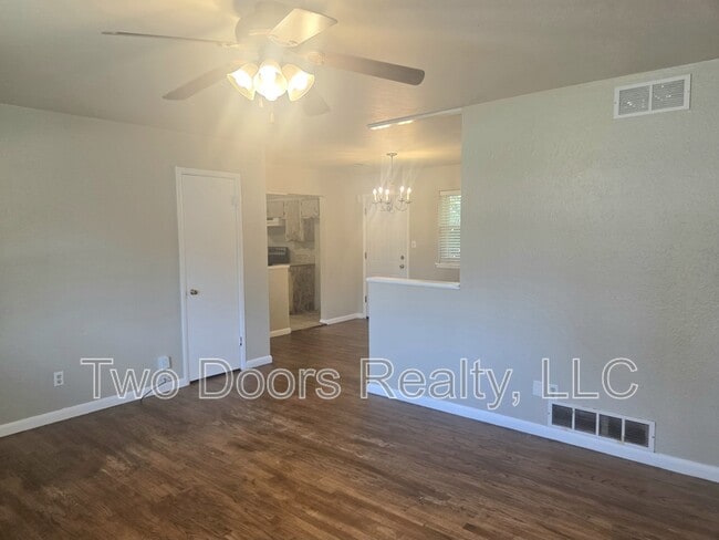 Photo - 705 E Carroll Ln