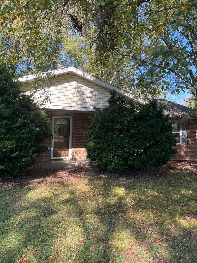 Building Photo - Spacious 3 bedroom house in SW Springfield!