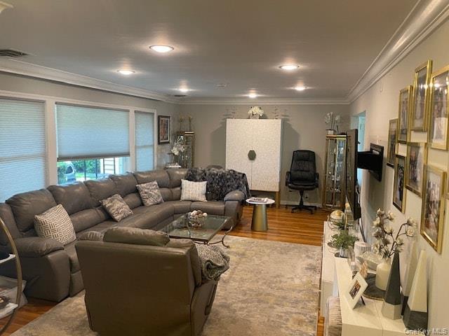 894 Lakeside Dr