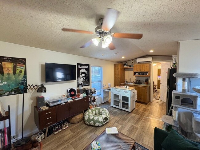 Photo - 910 Cedar Village Ln