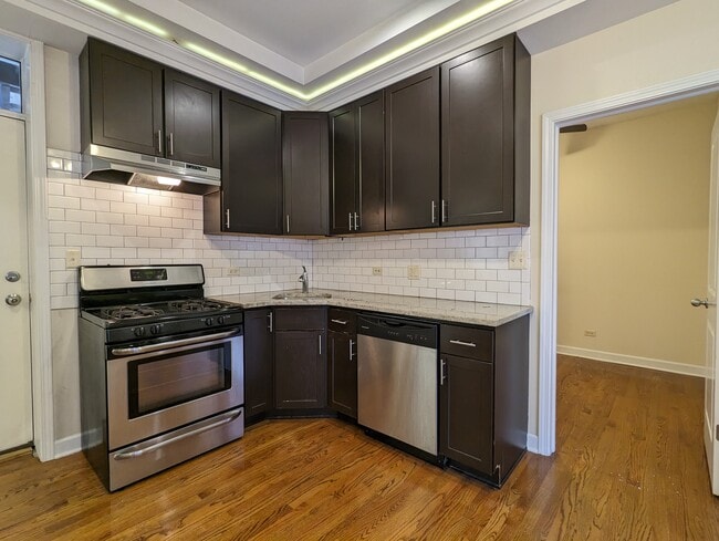 Building Photo - 850 W Cornelia Ave Unit 853-3S
