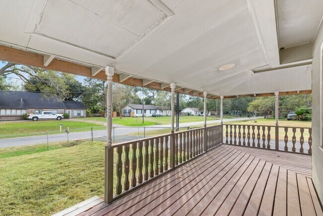 Photo - 615 Riveredge Dr