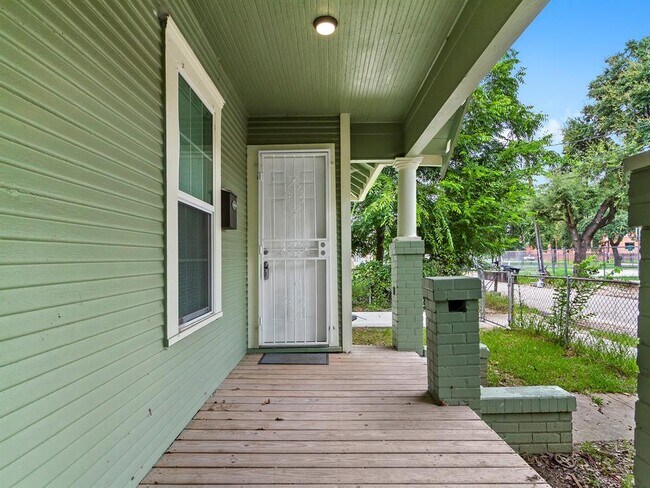 Photo - 2814 Francis St