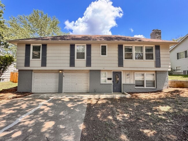 $1,895 - 3 Bed, 2 Bath House in Raytown, MO - $1,895 - 3 Bed, 2 Bath House in Raytown, MO