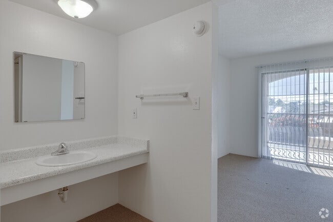 1BR, 1BA - 624SF - Bathroom - Hacienda De Los Arcos
