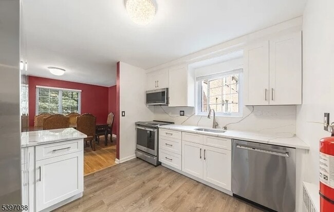 Building Photo - 85 Troy Dr