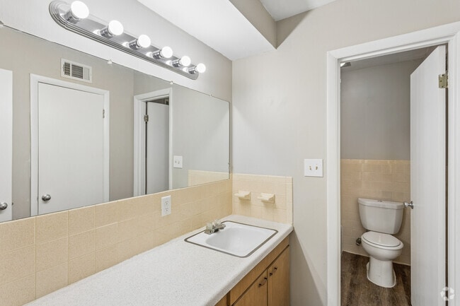 2BR, 1BA - 974SF - Bathroom