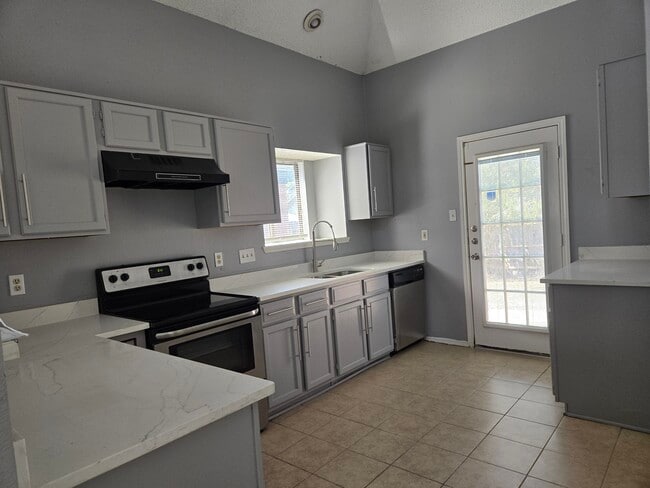 Building Photo - 2307 Weatherby Dr