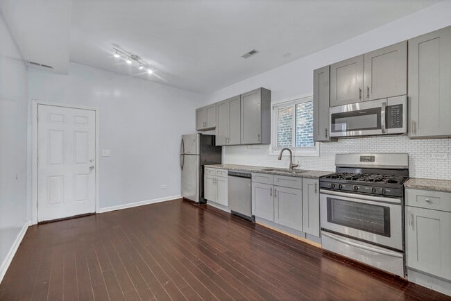 Photo - 4908 W Byron St Unit 2