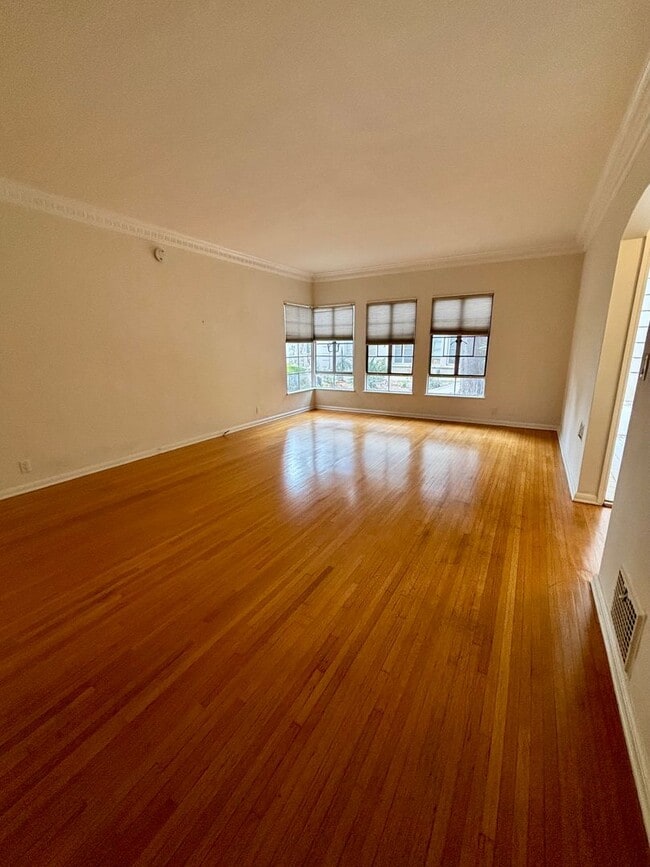 Photo - Hillside, 7101-7111 1/2