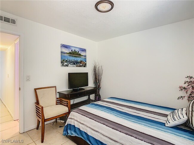 Building Photo - 4625 Bayshore Dr Unit D8