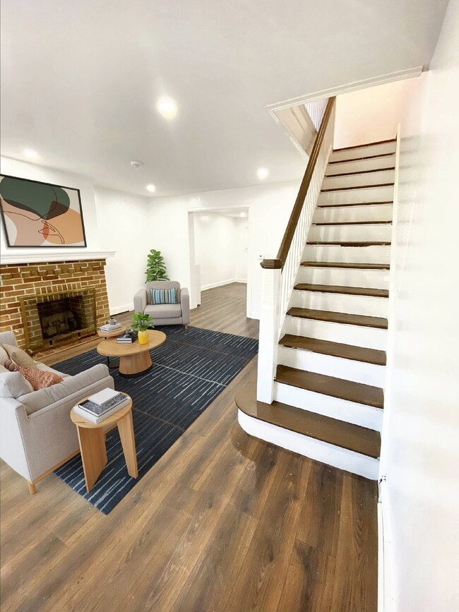 Building Photo - Beautiful 3 bedroom Townhouse available fo...