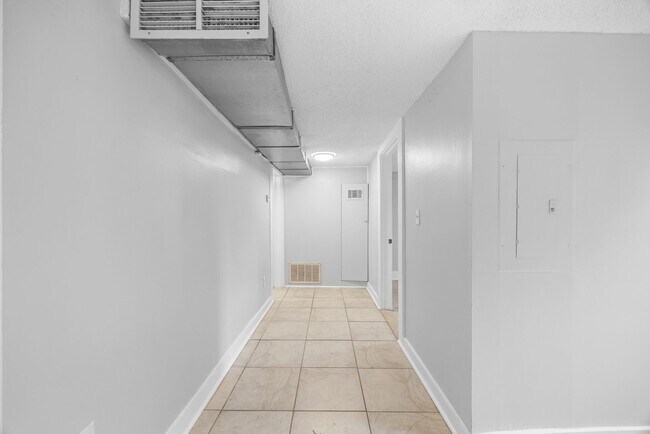 Photo - 112 E Anderson St Apartment Unit 112 E Henry St