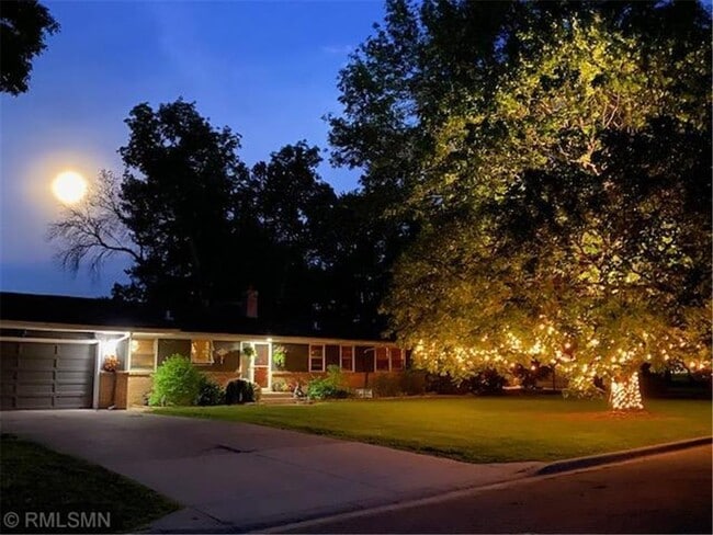 Photo - 1952 Oak Knoll Dr