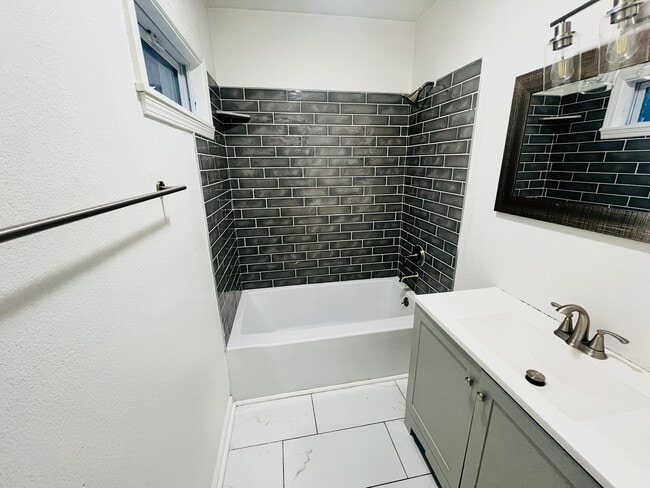 Bathroom - 2611 N Holton St Unit 2611