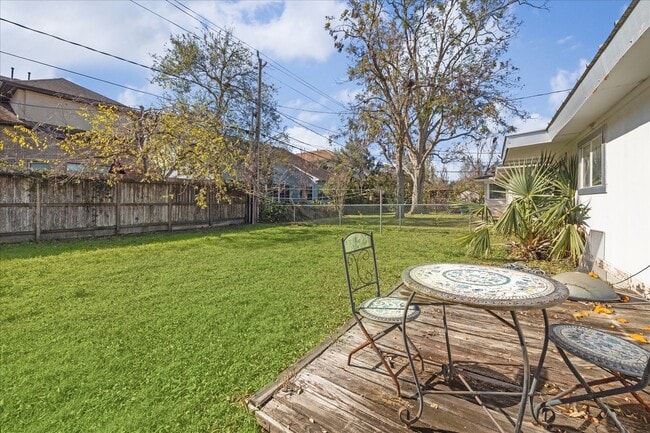 Photo - 5125 Maple St