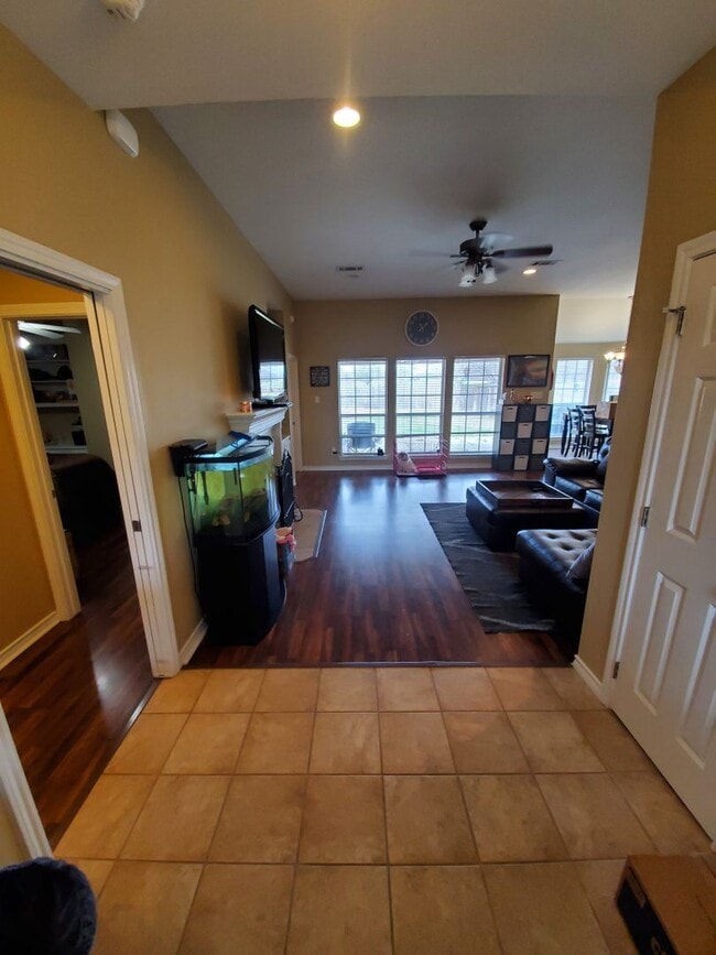 Photo - College Station -3 bedroom/2 bath - Fenced in back yard and House is in an EXCELLENT LOCATION