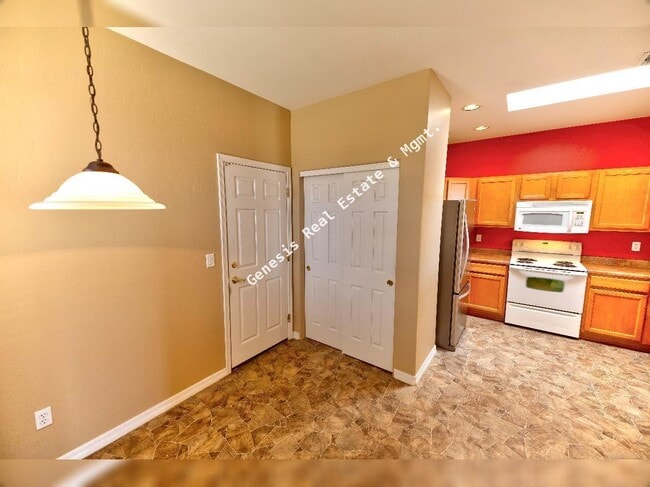 Photo - 606 W Woodfield Ct